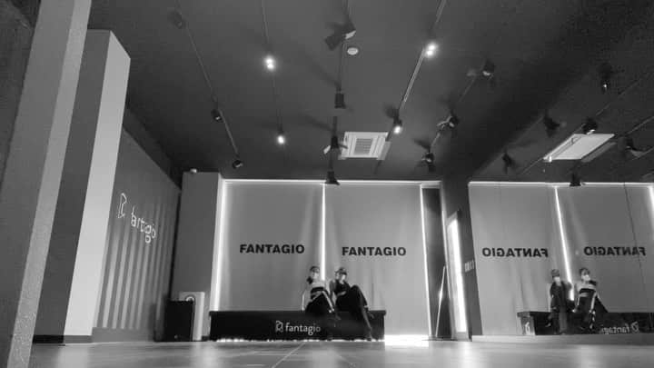 ライムのインスタグラム：「아 무릎아 @anitta -Me Gusta (With @iamcardib @myketowers ) Choreo by @ee__eve」