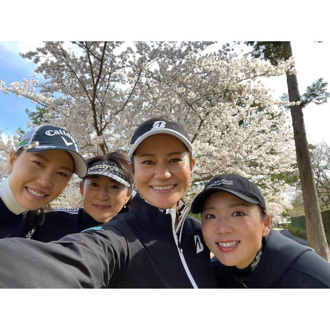 有村智恵さんのインスタグラム写真 - (有村智恵Instagram)「今日は桜満開の浜野でこのメンバーと❤️ 楽しかったのは言わずもがな。ゴルフの話もたくさん出来て、本当ーーーに良い一日でした！ ありがとうございました❤️ @momoko3030 @ai_miyazato   #謙虚にいくといいながらパターほぼ1m以上オーバーする上田さん #プライベートゴルフしかしないはずなのに新しいクラブにかなりの繊細さを求める宮里さん #後半パー拾いまくってパーひろえというあだ名が付けられたひろえさん #ずっと喋ってずっと笑ってました #2枚目の写真は桜を隠してはいけないという必死さから自分の顔が隠れた　笑」3月25日 19時52分 - chiearimura