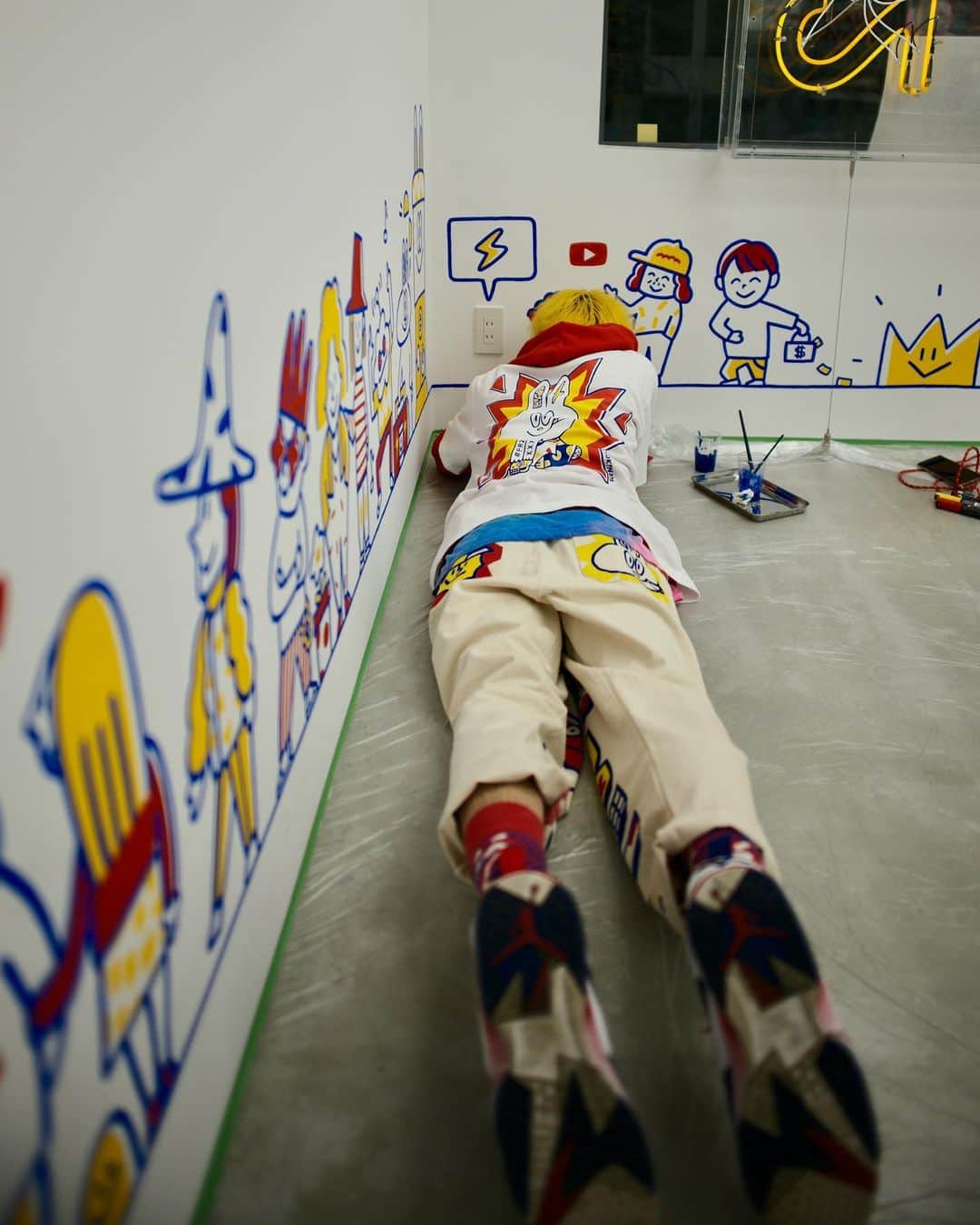 のインスタグラム：「A collaboration item between #FR2 and "ITOKiN", an artist who develops art projects throughout the world under the MAKE smile slogan, will go on sale from Saturday, March 27th, 2021.   At the same time as the start of the sale, an exhibition of illustrations and art drawn directly on a wall by the artist himself will be held in the #FR2 store in Harajuku for a limited time.   *Period: 27/03/2021 (Sat.) - 02/04 (Fri.)  MAKE smileを合言葉に世界中でアートプロジェクトを展開するアーティスト、”ITOKiN”と#FR2 のコラボレーションアイテムを、2021年3月27日(土)から発売します。  さらに発売に合わせて、原宿の#FR2 店内では期間限定で本人が直接壁に描いたイラストやアートの展示も同時に開催。お近くにお越しの際は是非お立ち寄り下さい。  ※期間：2021年3月27日(土) ～ 4月2日(金)  #FR2 与以“MAKE smile”为口号，在世界各地开展艺术项目的艺术家 "ITOKiN "的合作商品将于2021年3月27日（周六）发售。  为配合发售，还将在原宿#FR2 店内同时限期举行由本人直接在墙壁上绘制的插画和艺术展。若您来到附近，敬请一定光临。  ※ 时间：2021年3月27日（周六）～ 4月2日(周五)  以 MAKE smile 為標語於全球展開藝術活動的藝術家──「ITOKiN」與 #FR2  的聯名商品，將於 2021 年 3 月 27 日（六）開始販售。  配合商品發售，原宿的 #FR2 店內也將同時舉辦期間限定的展覽，展示由藝術家本人直接描繪於牆面上的插畫及藝術作品。蒞訪附近時請務必順道光臨。  ※活動期間：2021 年 3 月 27 日（六）至 4 月 2 日（五）」