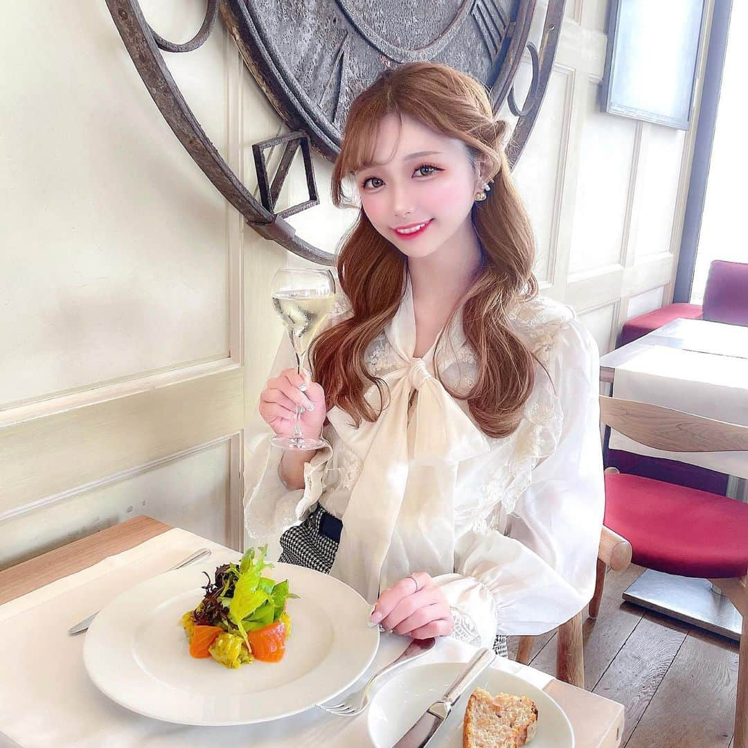 あやちゃんさんのインスタグラム写真 - (あやちゃんInstagram)「おしゃランしてきた🍽🍷✨ パリのレストランに来たみたいに オシャレで料理も美味しかった😍 私は選べるランチコースにしたよ✨ 今日のお洋服は  @dolly_officialshop のトップス🤍 お上品でお店に合ってた💕  #benoit #benoit表参道 #ブノワ東京 #ブノワ表参道 #表参道カフェ #表参道ランチ #表参道グルメ #表参道スイーツ #表参道ディナー #青山カフェ #青山ランチ #青山グルメ #東京カフェ #東京グルメ #東京ランチ #東京ディナー #おしゃランチ #シャツコーデ #お嬢様コーデ #今日のコーデ #zara #zaraコーデ #全身コーデ」3月25日 20時09分 - aya.you.love.r