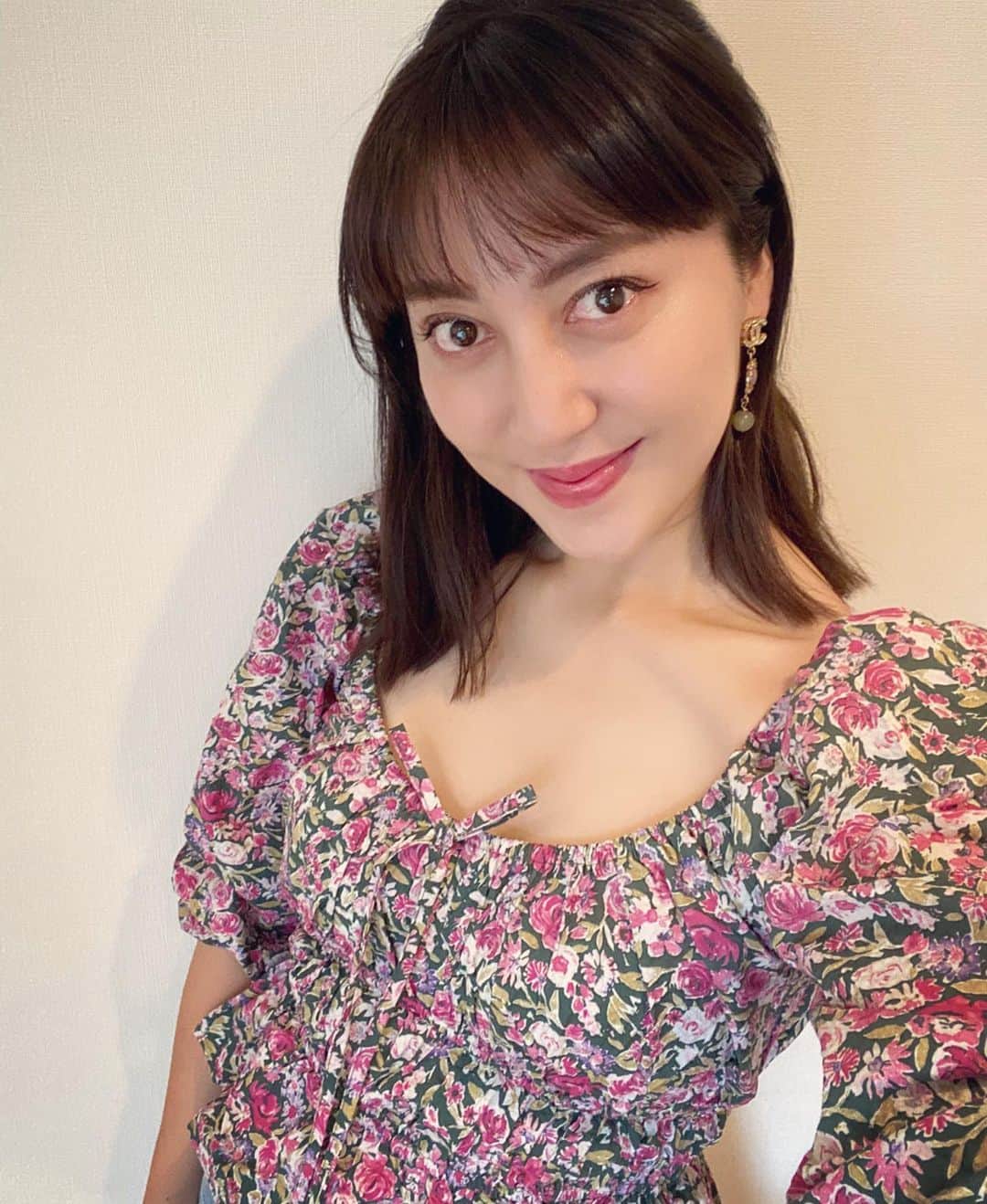 のインスタグラム：「今日youtube第一回目が 公開されました🥰 沢山の方に見て頂き とても嬉しいです✨ instaliveも楽しい時間を ありがとうございました☺️💓 桜が満開との噂🌸 週末見に行きたいなぁ🥰 #spring #thankyou #youtube」