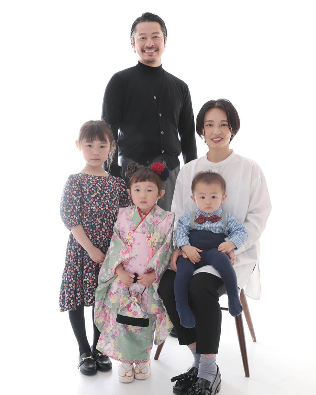 高田朋佳のインスタグラム：「次女の七五三で家族写真を撮りに行きました！ 3人もいると騒がしくて笑いの絶えない日々。たまに写真を撮ると、いつの間にか大きくなったなぁと少し寂しくも感じます。 これからも兄妹仲良く過ごしてくれるといいなぁ。 #家族写真 #家族写真のすすめ #七五三」