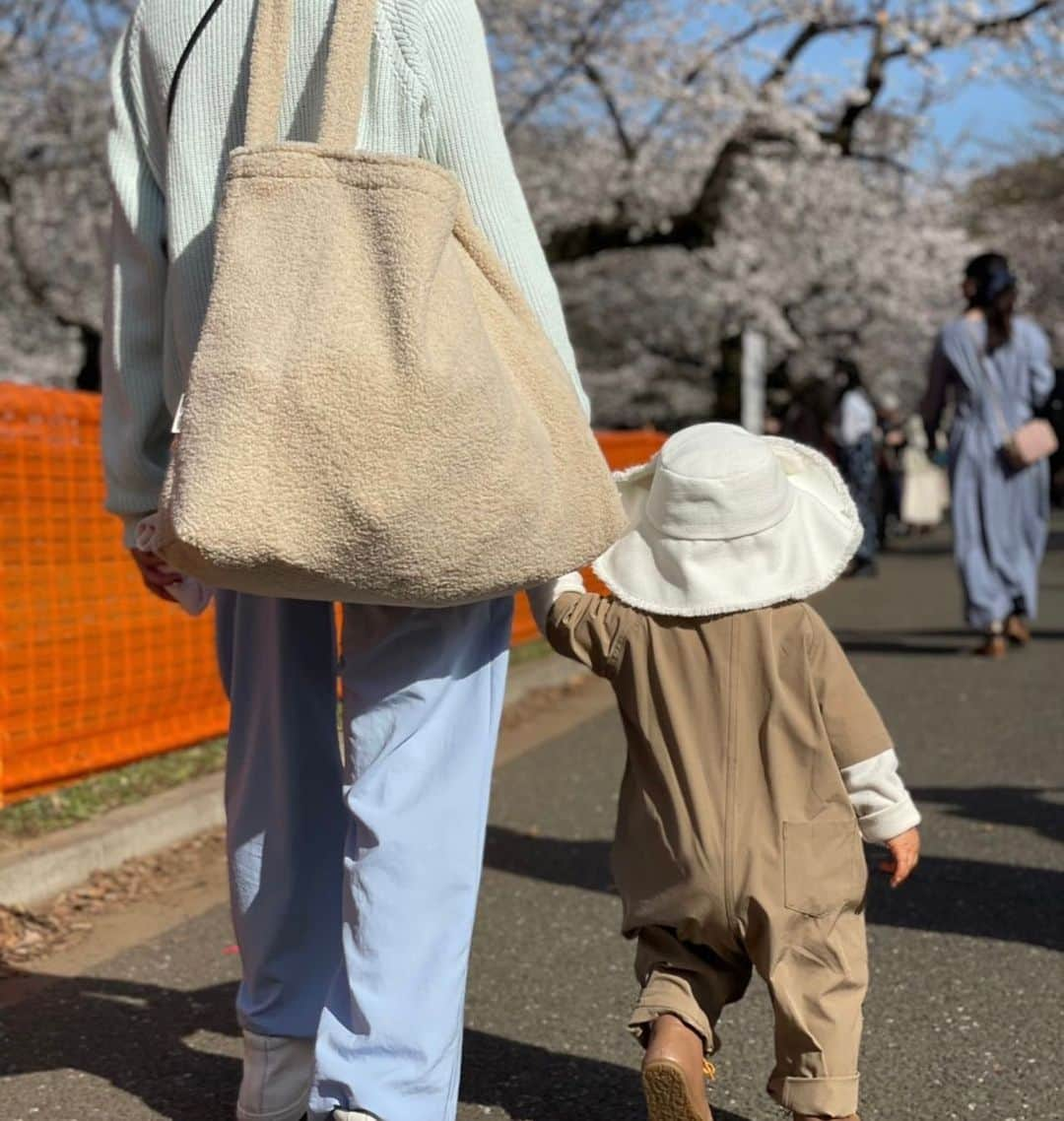 白石みきさんのインスタグラム写真 - (白石みきInstagram)「昨日は代々木公園の桜を娘と一緒に愛でてきました🌸 コロナ禍でのお花見は歩きながら🚶‍♀️ 最近歩くスピードも上がってきて、母さん追いかけるのに必死です💦  あ！ ちはみに公園に行っては遊びに夢中で泥まみれになってしまう娘。 泥汚れはなかなか頑固でお洗濯大変🤨😤 と思っていたら、 @marlmarl_tokyo からこんなに可愛くて機能的なプレイウェアが発売されてるでーはあーりませんかっ🥸🥳  ストレッチナイロン素材で汚れにくいし、お手入れしやしく、おまけに虫除け加工もされている。 完璧っ‼️ ついでに帽子も買っちゃった。🤫  あれ、なんかこの格好　ふしぎを見つけてクエスチョンだしちゃいそうな格好だね👀 ぐふふふ♡  #お花見 #桜 #満開 #お花見日和 #marlmarl #プレイウェア #機能的 #1歳 #1歳2ヶ月 #ミステリーハンター 風w」3月25日 20時19分 - miki_shiraishi1115