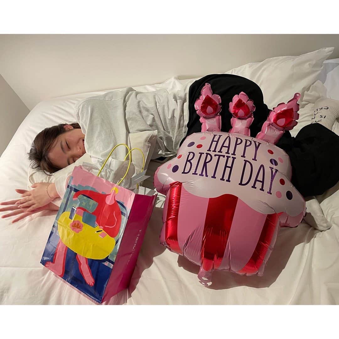 秋田汐梨さんのインスタグラム写真 - (秋田汐梨Instagram)「・ 友達が 私が寝ている間に用意してくれて 誕生日をお祝いしてくれました  全く気づかず起きなかった自分にびっくり笑 誕生日は1週間前くらいです！笑」3月25日 20時30分 - shiori_akita319official