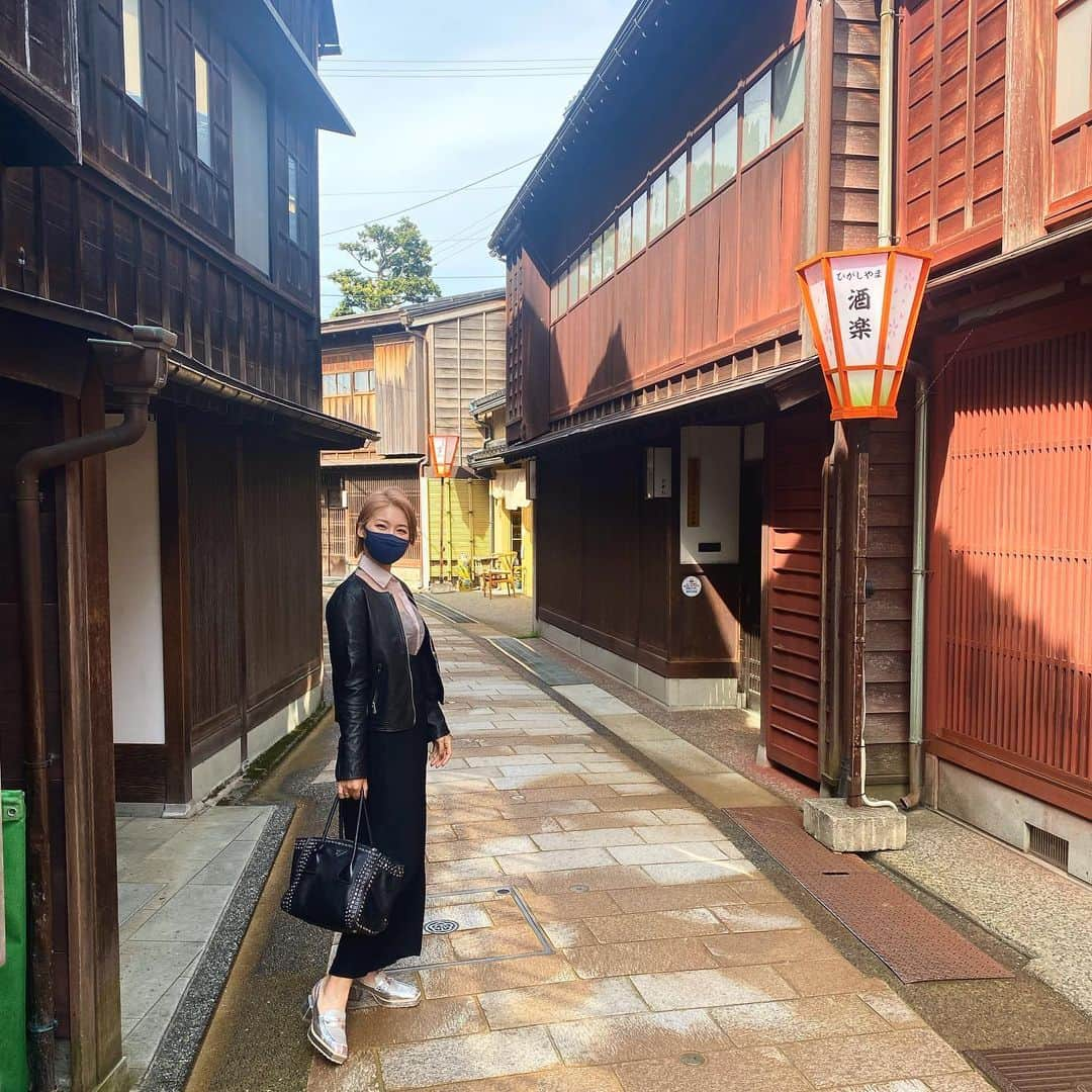 杉山美帆さんのインスタグラム写真 - (杉山美帆Instagram)「初金沢☺️✨ 滞在時間1時間半くらいでした😂少し寄っただけ😂😂😂  行きたかったわらび餅のお店がお休みショック過ぎました😭  次はもっとゆっくり金沢満喫したいな🙄  #金沢 #ピンク髪 #お茶屋さん #抹茶」3月25日 20時34分 - mih0_golf