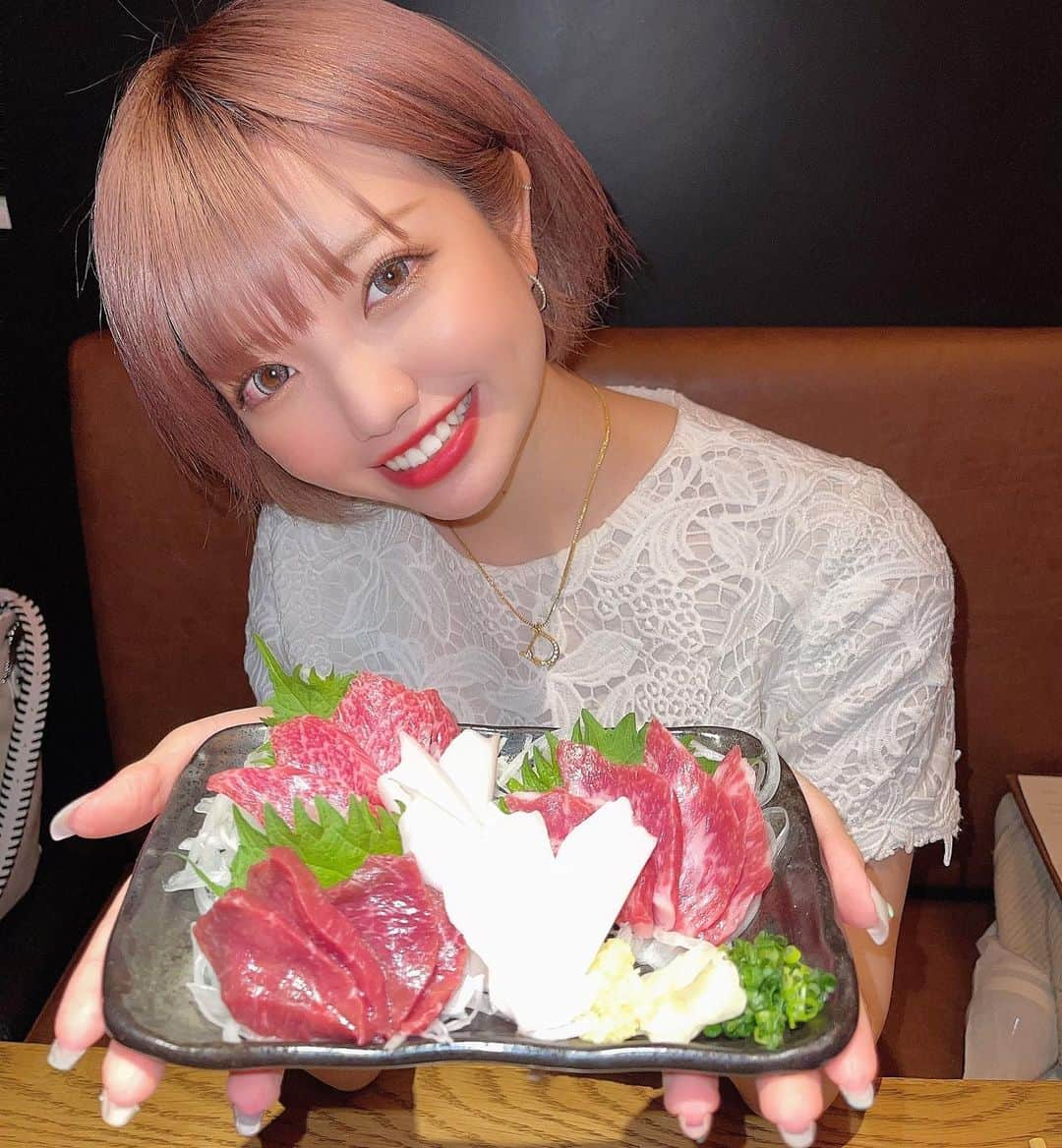 みきでりさんのインスタグラム写真 - (みきでりInstagram)「三軒茶屋にある「馬ちゃ」が馬肉天国すぎたっっ🐴❤️ @umacha_11  ほぼ初めての馬肉だったんだけど、 こんなにも美味しいものだと思ってなくて 本当に感動した😭😭😭✨✨ めちゃくちゃおいしいやん！！！ウマウマやん！！！  お店の店員さんも気さくに話しかけてくれて 雰囲気も良くて最高のお店だった❤️❤️❤️  特に馬刺し、馬肉寿司、カツが美味しかったかな✨✨ あと、お通しのおでんも最高🙄✨✨ みんなもぜひ馬ちゃ行ってみてね\(◡̈)/♥︎ ㅤ ㅤ ㅤ ㅤ ㅤ ㅤ ㅤ ㅤ ㅤ ㅤ #馬ちゃ#三軒茶屋#馬肉#馬肉専門店#馬刺し#馬#お肉#お肉大好き#グルメ#グルメ好きな人と繋がりたい#グルメ女子#東京グルメ#三茶グルメ#東京ディナー#ディナーデート#馬肉料理#絶品料理#ショート#ショートヘア#ショートカット#ショートスタイル#ショート女子#ピンクカラー#ピンクヘア」3月25日 20時39分 - mikidelicious