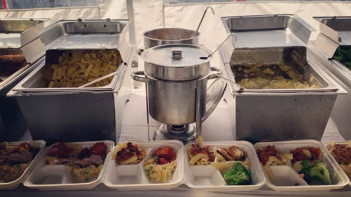 バーレット・フォアのインスタグラム：「On any other day, this film set’s leftover gourmet food would be thrown into a TRASH CAN.  But we here at Every Day Action package and deliver these meals to unhoused people in nearby communities who need it to survive. If you work on a film or TV set anywhere in Los Angeles and could use our free service, please DM me. Our food ninjas take care of EVERYTHING. 🥷 Check out @every_day_action  or go to YourEveryDayAction.org to donate or volunteer! #linkinbio」