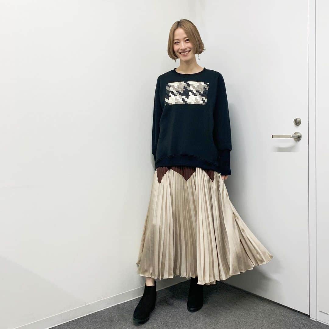 のインスタグラム：「ㅤㅤㅤㅤㅤㅤㅤㅤㅤㅤㅤㅤㅤ 『BSイレブン競馬中継 SUNDAY』 (2020.12.6分)のお衣装です☻ ㅤㅤㅤㅤㅤㅤㅤㅤㅤㅤㅤㅤㅤ トップス&スカート♥︎ふりふ #ふりふ  ㅤㅤㅤㅤㅤㅤㅤㅤㅤㅤㅤㅤㅤ かなりのお気に入りお衣装！！！ かわいすぎた大好きまるで私服🥰 ㅤㅤㅤㅤㅤㅤㅤㅤㅤㅤㅤㅤㅤ #衣装戦隊ミヤジマン #衣装 #ootd #今日のコーデ #bs11 #bsイレブン競馬中継 #競馬 #競馬女子 #umajo #宮島咲良 #ミヤジマン #ぼっち戦隊ミヤジマン」