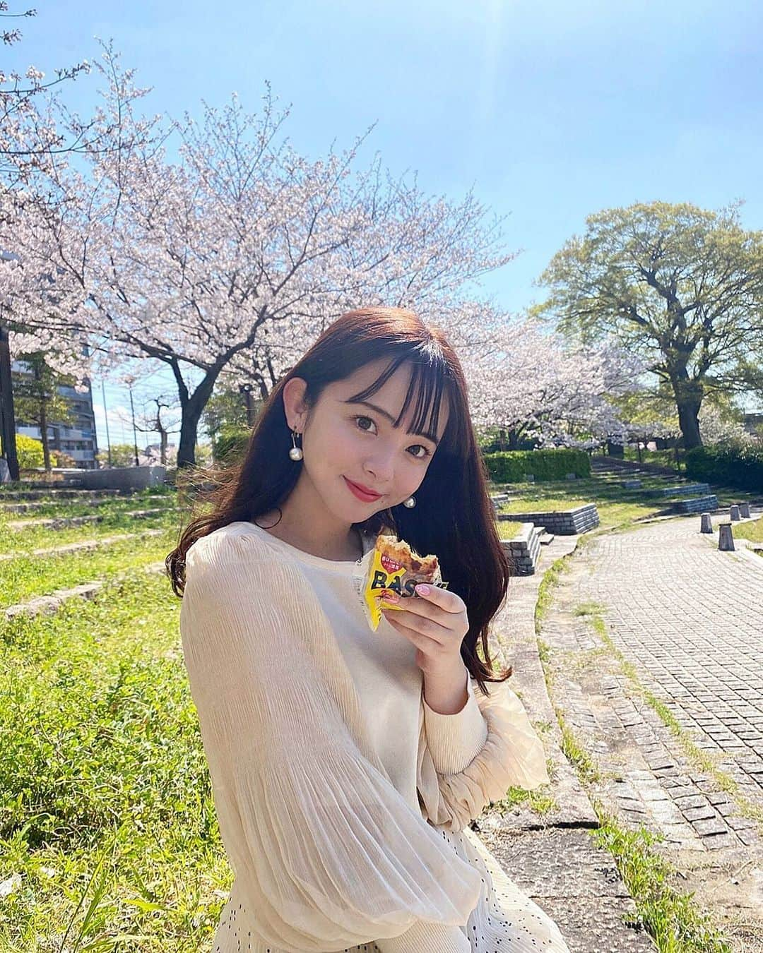 横山紗弓さんのインスタグラム写真 - (横山紗弓Instagram)「ㅤㅤ 今日は、満開の桜の木の下で ばりすき！テレビロケ🌸 4/3放送です。 ローソンスイーツとロフトのおすすめコスメ5選！ #TVQ #ばりすき #さゆみのお仕事情報  #桜 #花見 #お花見 #ローソンスイーツ #ロフト」3月25日 22時53分 - 1129sym