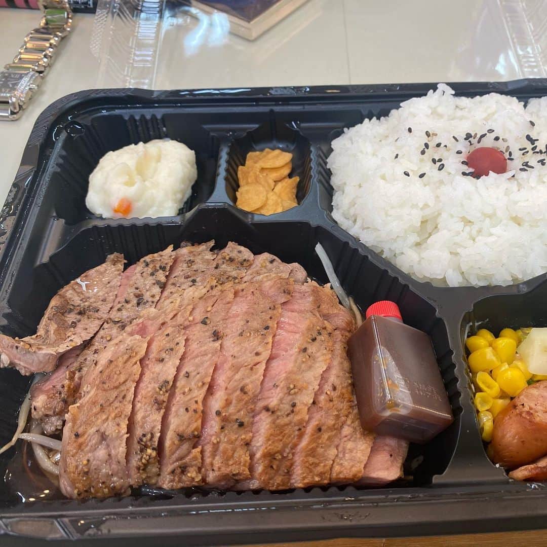 高嶋ちさ子さんのインスタグラム写真 - (高嶋ちさ子Instagram)「赤とんぼホールにて、スーパーチェリスト めっちゃ楽しかった 久々に満席の客席はやっぱり嬉しかったです。 ありがとうございました。  楽屋のお弁当が肉肉しい〜 苺もめっちゃ美味しかった  逗子の友人から素敵な富士山が送られてきました」3月25日 23時09分 - chisakotakashima