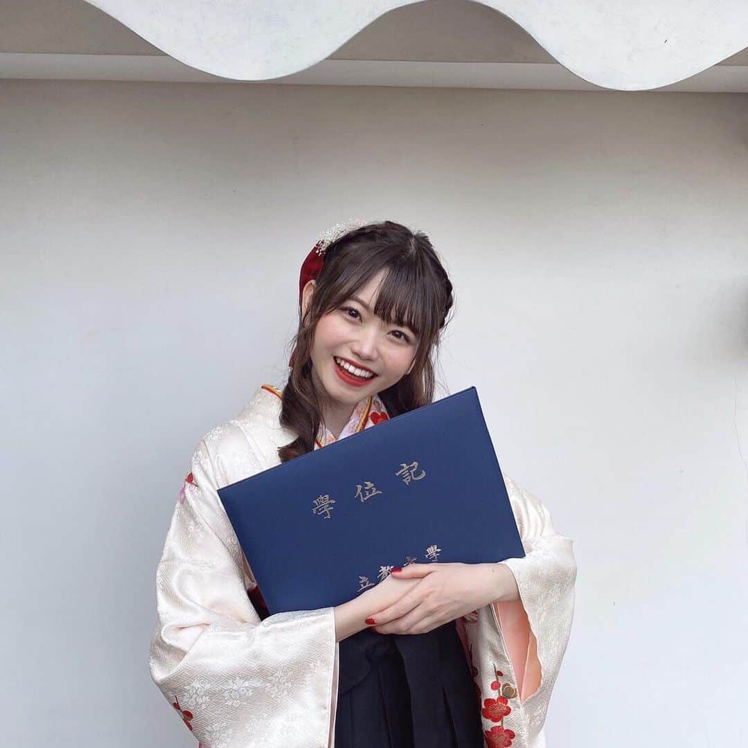 本田依里佳のインスタグラム：「立教大学を卒業しました🌸﻿ ﻿ 素敵な友達と沢山の笑顔で溢れていた、人生の中でかけがえのない4年間でした。﻿ ﻿ そして、日頃から私に関わってくださっている全ての皆様に心から感謝申し上げます🙇‍♀️﻿ これからもどうぞ宜しくお願いします✨﻿ ﻿ ﻿ お写真沢山撮ってもらったのでまた載せます🐻‍❄️ ﻿ #立教大学#立教大学卒業式#卒業式#袴#卒業袴#卒業袴ヘア#ハーフアップ」