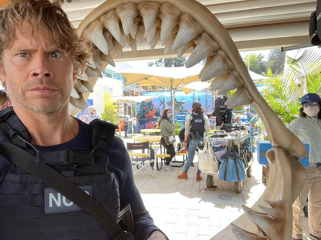 エリック・クリスチャン・オルセンのインスタグラム：「During a Megalodon encounter it's important to maintain eye contact and rub its belly in a counter clockwise motion. #themoreyouknow #whyneanderthalsdidntsurf #humantoothpick」