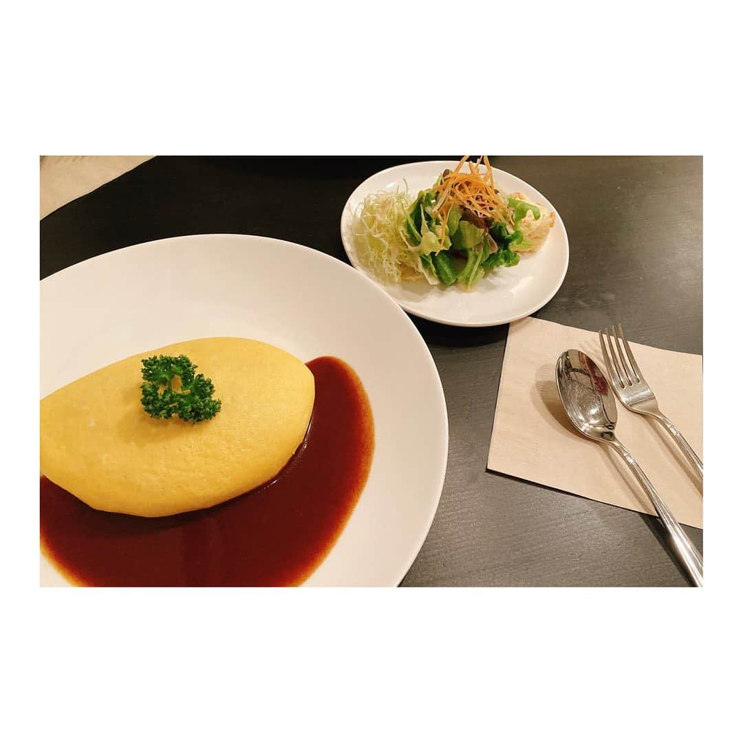 荒木美穂のインスタグラム：「* * もし最後の晩餐として何か一つ食べるとしたら、 絶対にオムライス☺️ 年度末は なんとな〜く仕事も気持ちも そわそわバタバタしていますが 大好きなものを食べれば元気100倍！   #洋食こじま  #とある休日のお昼ごはん」