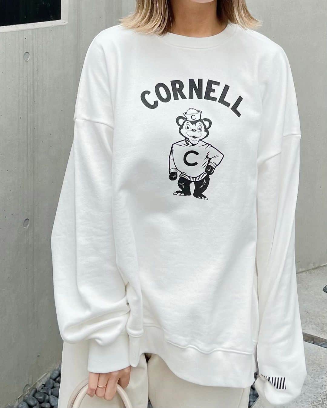 本橋優華さんのインスタグラム写真 - (本橋優華Instagram)「今日の服☺︎ カレッジロゴのスエットはメンズ。 やっぱり白好き。  #logo#college#tops#sweat#sandal#whitejeans #casual#white#allwhite#ootd#cornell  #カレッジ#カレッジスウェット#トレーナー#ホワイト」3月26日 0時02分 - uk_jp
