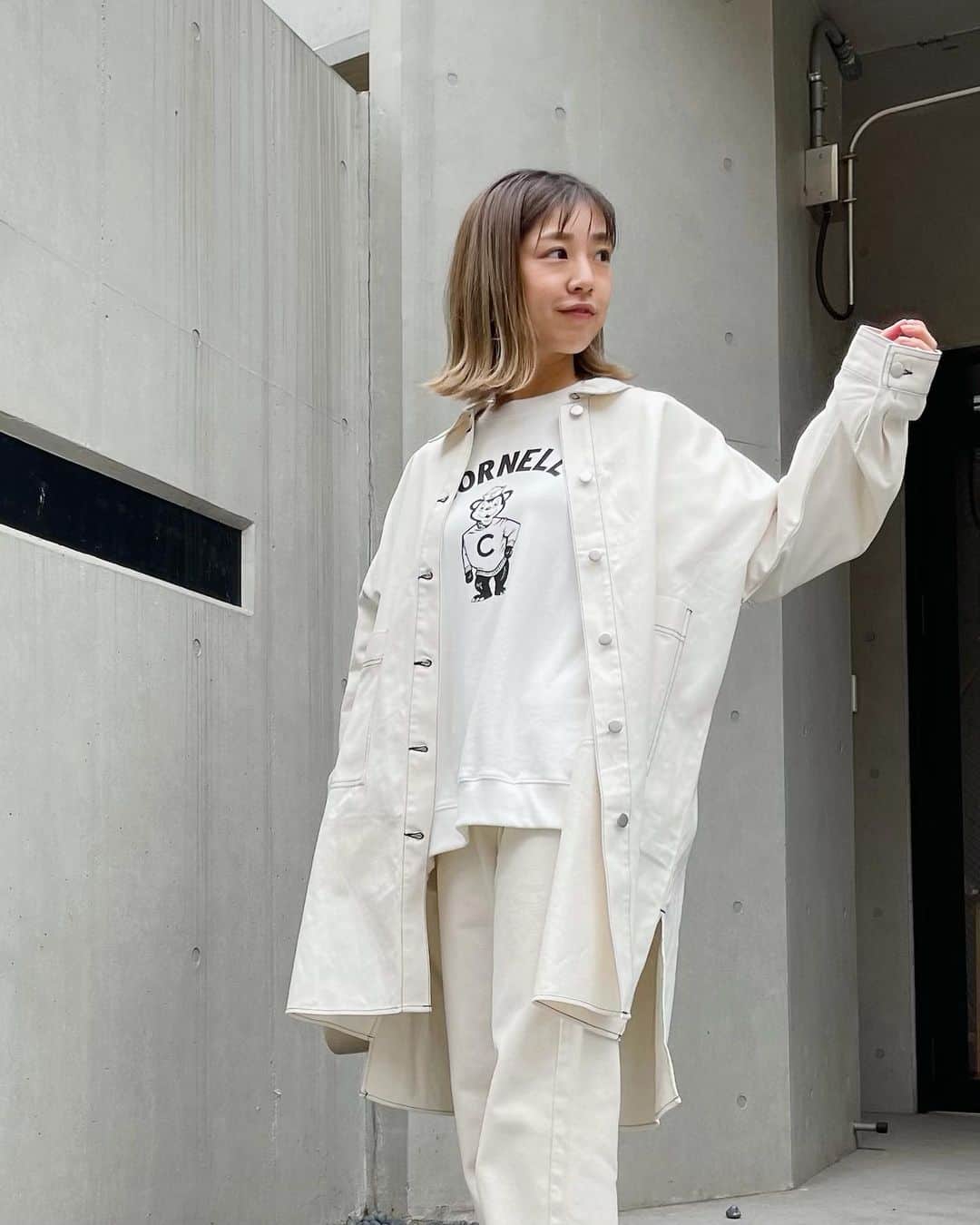 本橋優華のインスタグラム：「今日の服☺︎ カレッジロゴのスエットはメンズ。 やっぱり白好き。  #logo#college#tops#sweat#sandal#whitejeans #casual#white#allwhite#ootd#cornell  #カレッジ#カレッジスウェット#トレーナー#ホワイト」