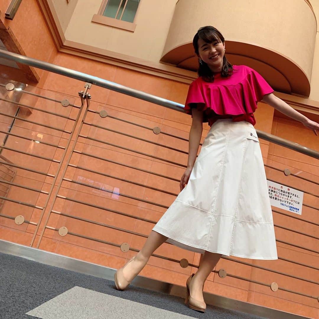 TBS「グッとラック」のインスタグラム：「【3月24日(水)の若林アナ🌸コーデ】  ビビット＆ビタミンカラーのピンク 見ているだけで元気になれますね❣️  スカートは、爽やかにコットンの白 ウエスト部分にデザインがあって細部にこだわったデザインです☝️  byスタイリストさん  トップス→M's GRACY スカート→M's GRACY ピアス→お世話や  【#若林アナコーデ　で検索すると、今までのコーデがチェックできます❣️】  ※写真撮影の時のみマスクを外しています  #グッとラック！#tbs #若林有子アナ#若林有子#アナウンサー #ファッション #今日のコーデ#ootd#きょコ #コーデ #女性ファッション #ピアス #お世話や#トップス#スカート#MsGRACY #冬コーデ#春コーデ#ヘアスタイル#ヘアセット#アナウンサーコーデ#アナウンサー衣装 #アナコーデ#水曜#若林アナコーデ #朝8時から#生放送」