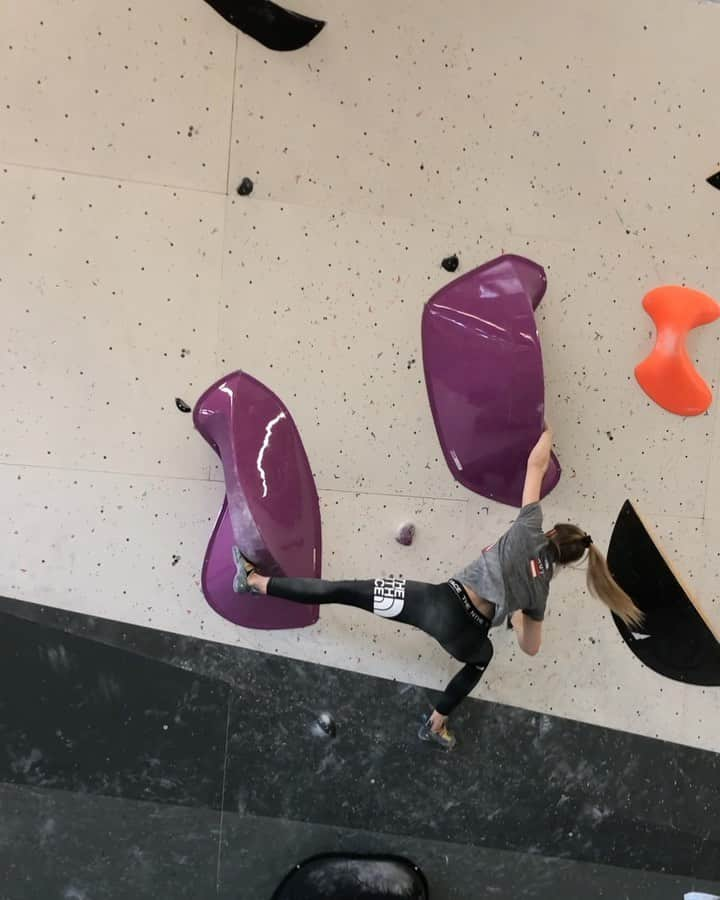 ジェシカ・ピルツのインスタグラム：「Had the chance to reclimb our selection comp boulders today. This one was my favorite problem. Few more weeks till the comp season kicks off (hopefully) 🙌 @redbull @thenorthface @scarpaspa @heeressportzentrum @sporthilfe.at @compex.austria @austriaclimbing」