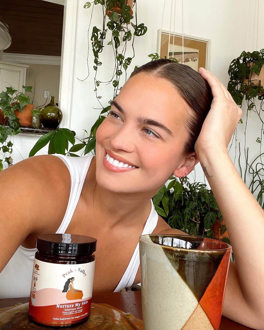 ストーミ・ヘンレイのインスタグラム：「What is your morning routine? Mine is morning snuggles, wash my face with cold water, make grav breakfast, get myself some coffee,(add some of these adaptogens into it, found on @pildoranow 🧡) get grav dressed, get myself dressed and head out to whatever fun day we have planned🙌🏼」