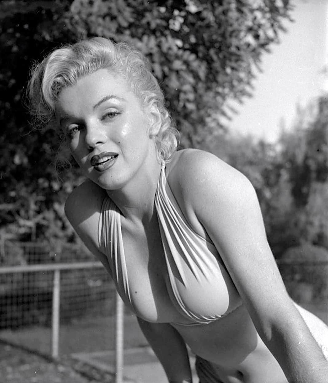 マリリン・モンローのインスタグラム：「The epitome of natural beauty! Can you say ⏳ body?! 😍 Beautiful Marilyn photographed by Bob Beerman in 1950 🖤」