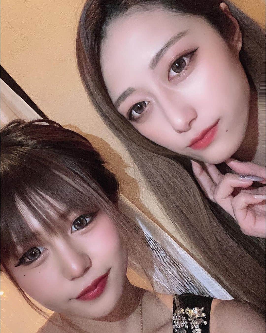 りこぴのインスタグラム：「みーちゃん可愛すぎて 一緒にいると心臓もたない🤫💖 きゅんきゅんしてまう🤧🤧🤧 すぐパニックおこすし ふとした仕草とか発言とか行動が 可愛すぎてほんとに無理😩💖 こんなに見た目お姉さんなのに なんでこんなにちっちゃい子 みたいな事ばっかりするんだろ🐥 はぁ。会いたすぎ🤦🏼‍♀️🤦🏼‍♀️🤦🏼‍♀️」