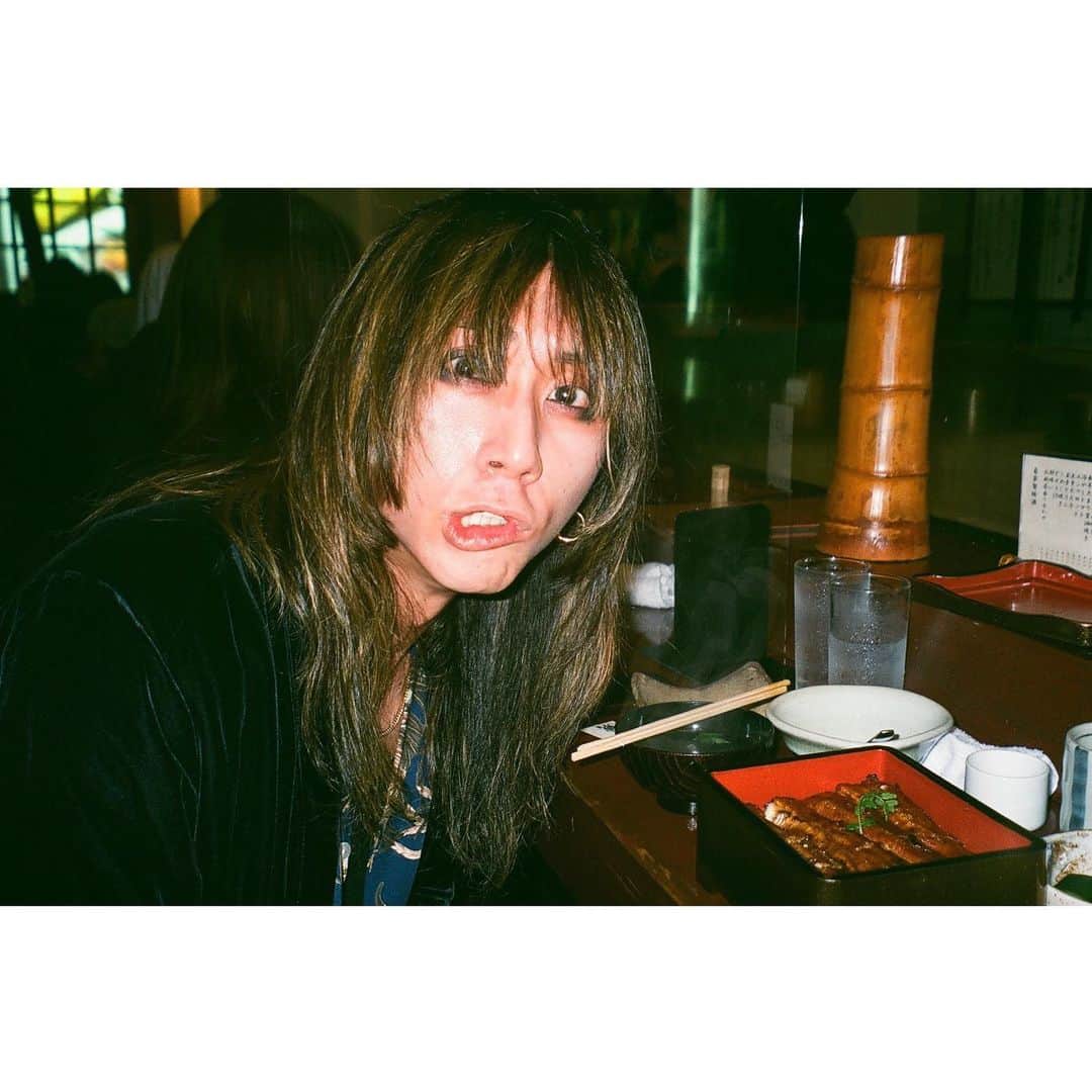 渋谷龍太さんのインスタグラム写真 - (渋谷龍太Instagram)「二人でご飯を食べました。  写真 @siikimhib   #うなぎ #🍻 #🍶」3月26日 17時10分 - gyakutarou