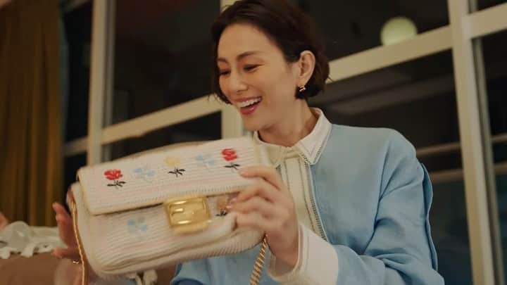 米倉涼子のインスタグラム：「みなさんこんにちは❣️﻿ ヨンアと共演したフェンディの動画キャンペーン「#BaguetteFriendsForever」が公開されました！﻿ アイコンバッグバゲットと友情にフィーチャーしたショートムービー#BFFの最新エピソード。﻿ ヨンアと一緒に過ごす不思議な一夜のストーリーなので、是非見てみてください❤️﻿  ﻿ @fendi﻿ #FendiBaguette#BaguetteFriendsForever#FendiAmbassador」