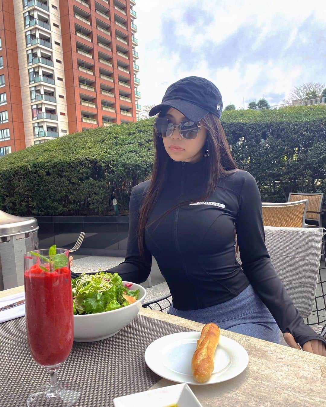 渋谷ゆりのインスタグラム：「🥗 @almoore_official   #almoore #salad #frenchkitchen #筋トレ女子 #筋トレ #ボディメイク #フィットネスウェア #スポーツブラ ＃レギンス #roppongi #六本木 #フレンチキッチン #サラダ #ペスカタリアン」