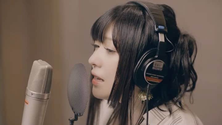 鈴華ゆう子のインスタグラム：「ご卒業おめでとう！ワンテイクでさくら歌わせていただきました。6/7にはBillboardにて初のソロワンマンライブです。 🎬New Video on YouTube✨ the cover video of "SAKURA" which I sung in one take only, is now revealed! Please check it! #鈴華ゆう子 #yukosuzuhana #森山直太朗 さん #さくら(独唱) #卒業ソング #卒業」