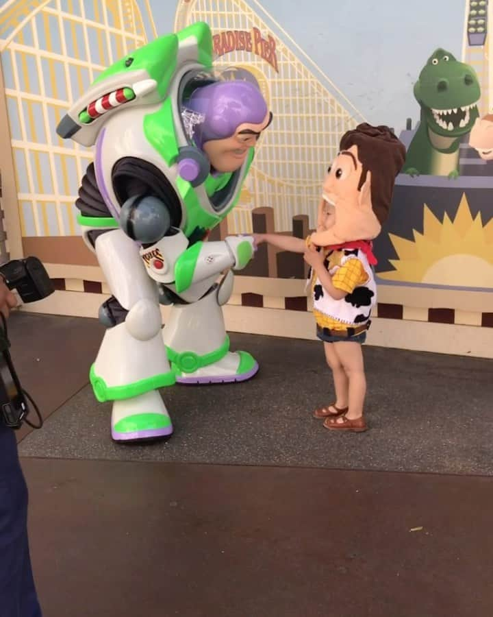 tiahy__のインスタグラム：「Buzz × Woody🚀. . . . この時にBuzzに会えてから、ずっとBuzzのことが大好きなtaiちゃん. 一つ前の投稿のBuzz costumeはこのBuzzを見ながら作りました✂︎. 「これでBuzzに会いに行ける✨」と大喜びしてくれたtaiちゃん🚀. 必ずまた会いに行こうねと約束しました☺️. . . . .  #buzz_taia#taiacostume#toystory#disneyland」