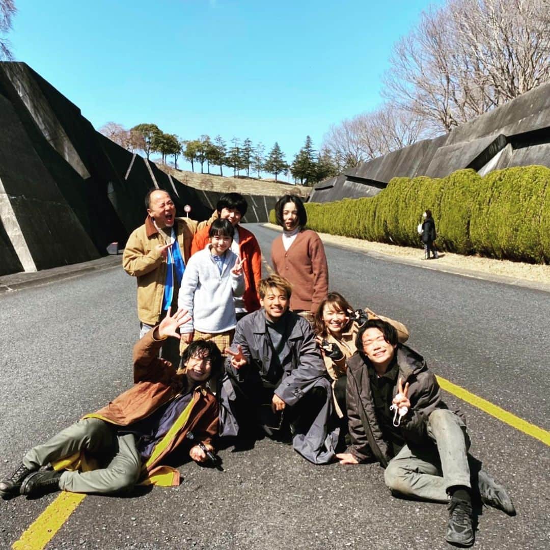 飯豊まりえのインスタグラム：「こんにちはっ  シーズン2 Huluにて独占配信中です！！！  シェルター希望の家って ほんとに、『希望』な、家なの？！？🥺🥺🥺 お願い、、、。  #君と世界が終わる日に  #放浪組の平和感 #親戚感」