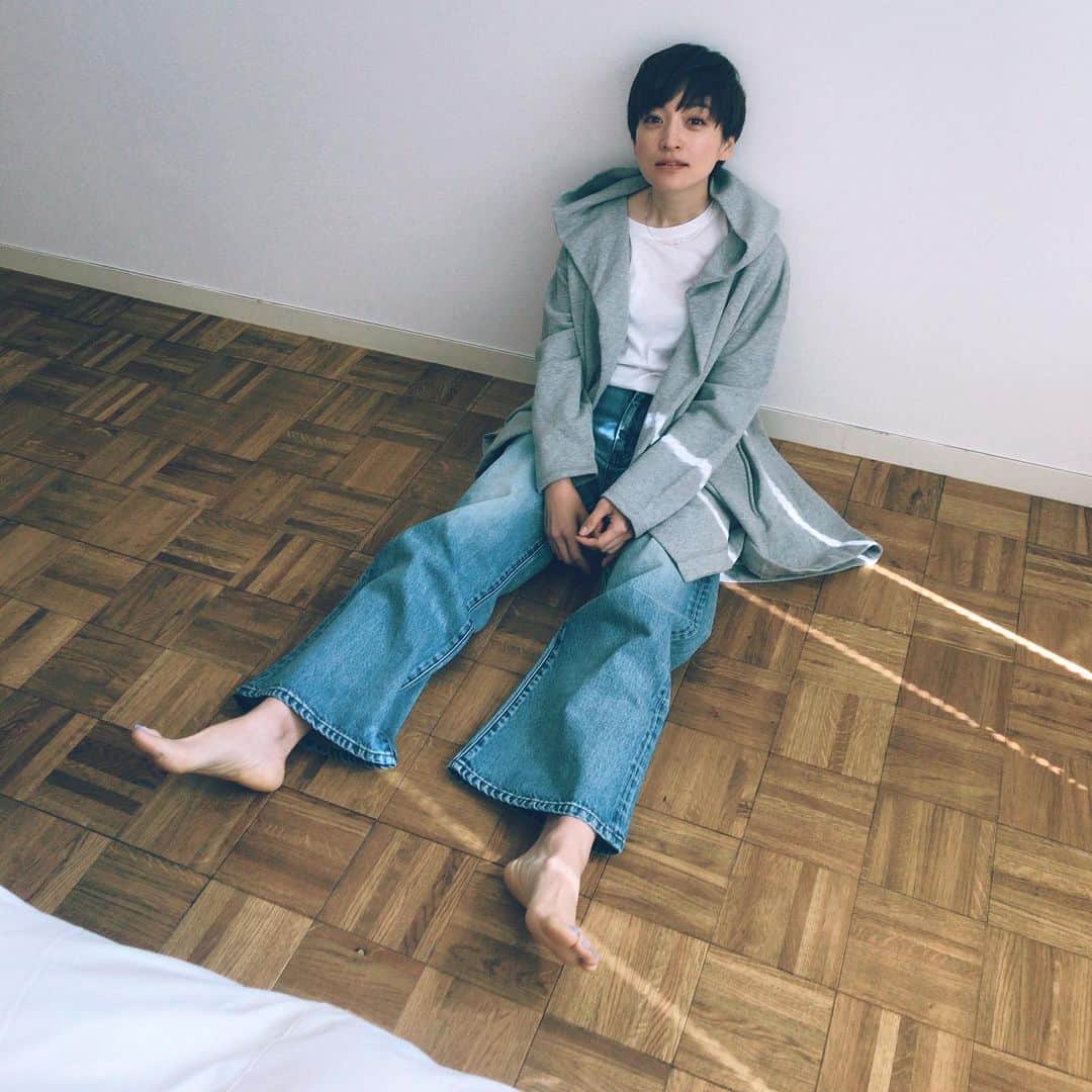 高山都さんのインスタグラム写真 - (高山都Instagram)「スタジオ38(さんじゅうはち) 午前中のうちの寝室は、ものすごく良いひかりが入ります。 @oblekt_jp  デニムとパーカーが新作です。 direction @kana_tkym  hairmake @chikasuzuki1  photo @dennoooch」3月26日 16時20分 - miyare38