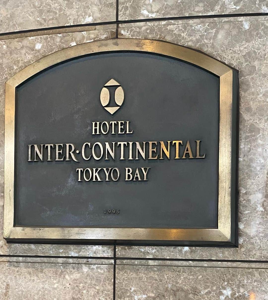 奈美悦子さんのインスタグラム写真 - (奈美悦子Instagram)「ホテルインターコンチネンタル東京ベイにクッキーとお泊まり。8階のフロアーは全てワンコとお泊まりできます。ラウンジもあります。食事もお部屋でワンコと一緒！ずっと一緒にいられて楽しい〜。 ＃ホテル＃ホテルインターコンチネンタル東京ベイ#ワンコとお泊まり＃ずっと一緒＃楽しいね#ラウンジ #景色最高 #お部屋で食事#ワンコ好きには最高＃キャバリアキングチャールズスパニエル＃キャバリア#ブラックタン」3月26日 16時21分 - nami.etsuko
