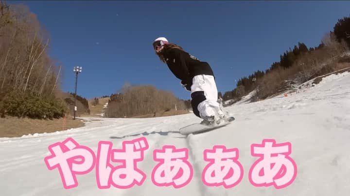 chisatoのインスタグラム：「🏂 〜ヒール抜けBオーリー360〜 平行の美学、、、って言いたいんだけど 平行にしか回せないだけなのは内緒です🤫 ちゃんとヒールで弾けてるよね？😜  しょうへいさんにフィルマーしてもらうという 贅沢な状況下の中で結果残せてよかった😂 喜びすぎてる私の声の響き方よww 沢山乱れた日の一コマです🗣  🎥 @e.peypey . . . . 質問多いことまとめました👇 👧height→160cm 🐷weight→45kg 🏂board→YONEX declic142cm 🏂setting→48cm、9,-3 🥾boots→deeluxe、original(22.5) 🥾binding→union、TRILOGY(S) 🐇Snow Wear→bsrabbit 👕 crewneck→XL 👕foodie→L 👖pants→L :::::::::::::::::::::::::::::::::::::::::::::::::::::::::::::☻ ✔︎ @yonex_snowboard_gt #YONEX #DECLIC #YONEX女子 #ヨネ女 #yonexsnowboard ✔︎ @bsrabbit @milesinseoul #비에스래빗 #bsrabbit #ビエスラビット #bsrabbitjapan ✔︎ @superb_shintaro #superb ✔︎ @snatch1213 #snatch ✔︎ @vonzipperjapan @vonzipper ☻::::::::::::::::::::::::::::::::::::::::::::::::::::::::::::: #fashion #snowboard #snowboarder #groundtrick #스노우보드 #스노우보더 #スノーボードウェア #スノーボード #グラトリ #グラトリ女子 #グラトリ男子 #スノボ女子 #グラトリ練習中 #グラトリ女子盛り上げ隊  #韓国ファッション #滑雪 #单板滑雪#ちさトリック」