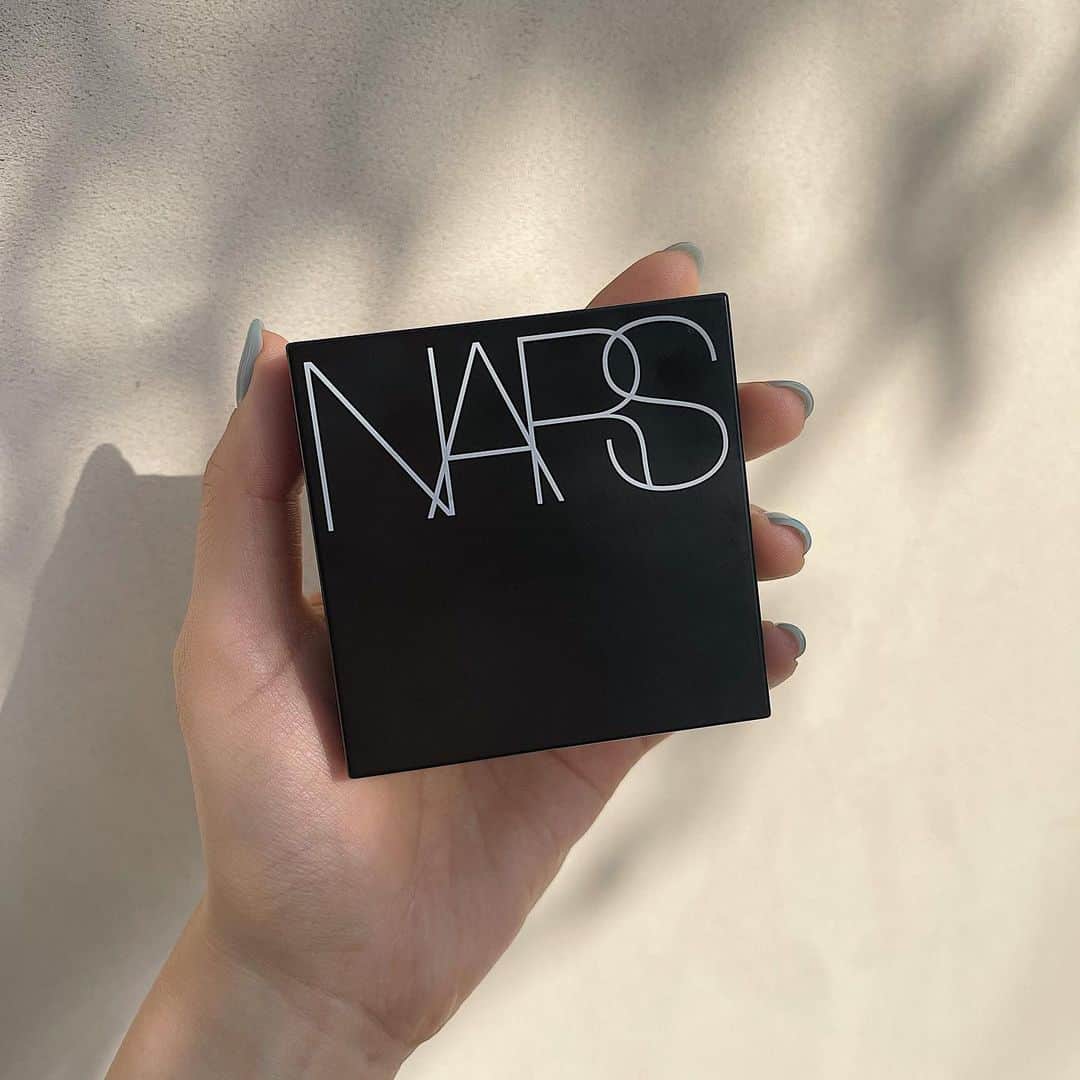 高木由梨奈のインスタグラム：「最近のクッションファンデ💭  NARS NATURAL RADIANT LONGWEAR CUSHION DEAUVILLE🧖‍♀️  マスクに付きにくくて程よいカバー力が◎ もっぱら艶肌派だったけど最近はセミマットが好き☺️💕 これは結構セミマット✨  #nars #narscosmetics  #narsfoundation  #narscushion  #マスクにつかないファンデ」