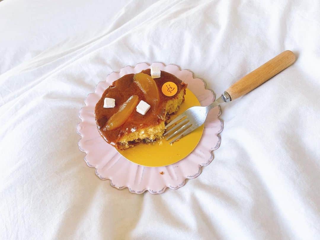 メルのインスタグラム：「１人で1ホールなんて贅沢だな🧁」