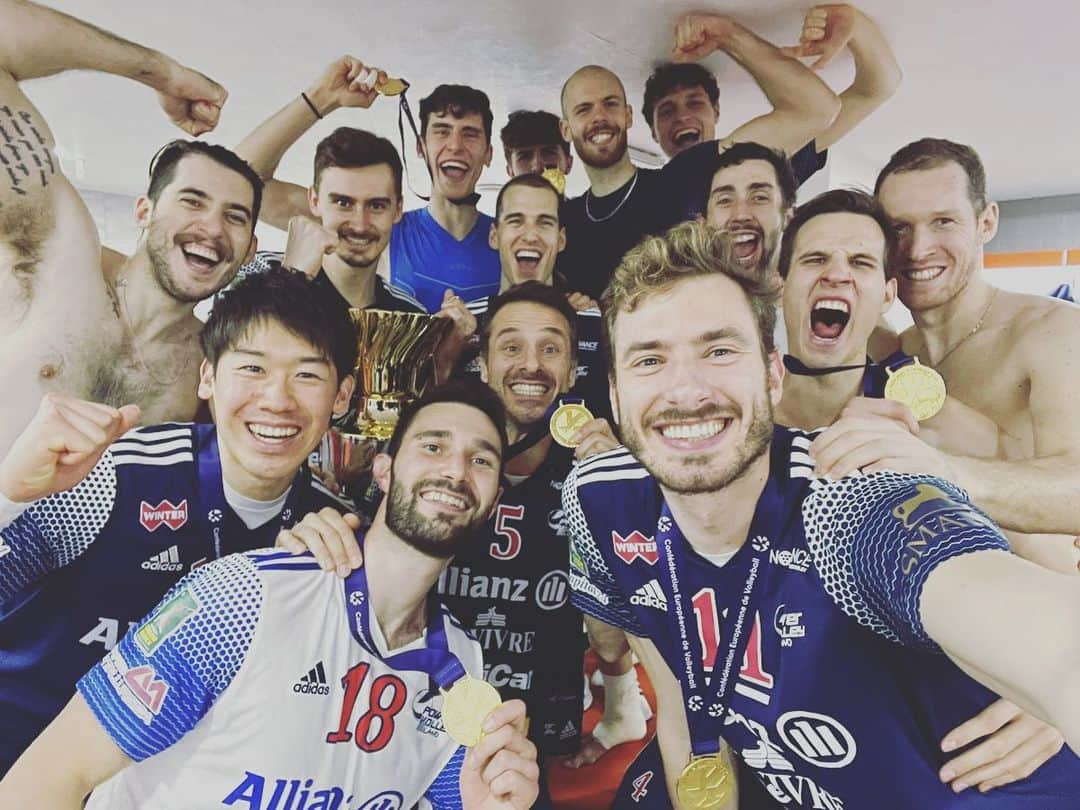 石川祐希のインスタグラム：「. .   vs Ziraat Bankasi SK ANKARA 3-2  昨日の試合を、フルセットで勝ち、 CEV Challenge Cup 優勝しました🏆🥇  プロとして初タイトルを獲得でき、とても嬉しいです。 ミラノとしても初タイトルでした。このチームで優勝できたことを誇りに思います。  そして、久しぶりに優勝という喜びを味わうことができました😁 これからも成長した姿、強くなった姿を皆さんに見ていただけるように、 また、結果として証明できるようにプレーしていきます👍  いつも本当にたくさんのサポート、応援ありがとうございます。  @powervolleymilano  #descente #デサント #vaam #ヴァーム #asics #アシックス #CEV」