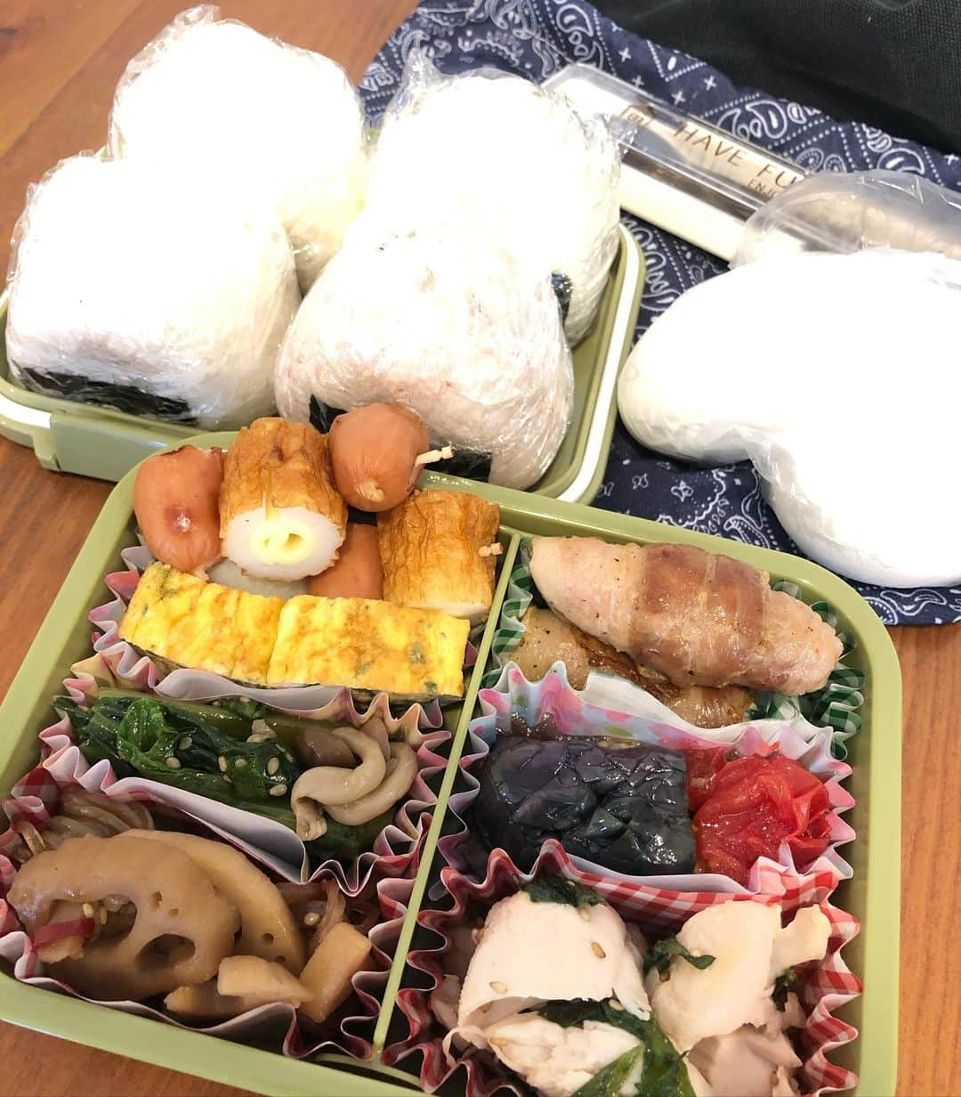 神咲詩織のインスタグラム：「・ ・ ・本日のお弁当🍽✨ ・ ・ ・ウインナーとちくわチーズ ・海苔の玉子焼き ・小松菜としめじのお浸し ・蓮根と白滝のキンピラ ・えのきの豚バラ巻き ・ナスとトマトの揚げ浸し ・蒸しササミと大葉の麺つゆ和え ・ゆで卵2個 ・おにぎり4種(鮭、海苔の佃煮、子持ち昆布、明太子ふりかけ) ・ ・ ・本日はとてーも早起き🤓✨ ・ ・でも作り置きおかずに助けられております✨ ・ ・豚バラ巻きって何を巻いても美味しくなるよね🥺💕 ・好き🥺 ・ ・個人的には岩下様の新生姜を巻くのがベストオブ豚バラ巻きなんだけども👨🏽お漬物系があまりだそうで、、、残念😗笑 ・ ・ ・そして昨夜は塩ちゃんこ鍋をしました(2枚目参照)🍲 ・ ・鶏ガラを買ってきてしっかりしっかりと出汁をとったので死ぬほど美味しかった！！ ・ ・ちなみにスープの仕込みは👨🏽担当🙌 ・ ・スープが本当に美味しくて"これちゃんこ屋さん出せるよねーふー🤡✨"とか盛り上がってました(本業の方ごめんなさい冗談です🤭) ・ ・ ・さあさあ！ ・それでは明日明後日の居酒屋こあらイベントに向けて朝から仕込み開始です！！ ・ ・楽しみながら頑張ります💪 ・ ・ #居酒屋こあら #おべんとこあら #自炊 #お弁当 #塩ちゃんこ鍋 #鶏ガラ」