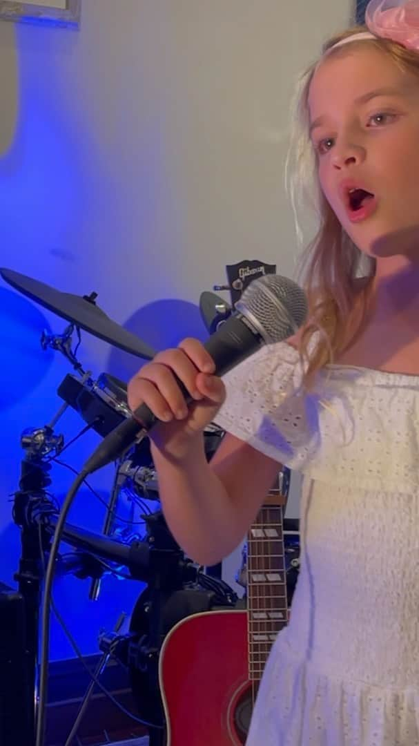 ブライアン兄弟のインスタグラム：「When you get through the whole song and then your dad blows the ending...🤦‍♀️   Sorry, Micaela! Love you, @jewel! @inspiringchildren #jewel #foolishgames」