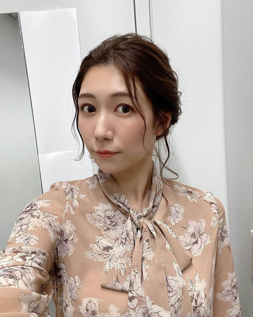 穂川果音さんのインスタグラム写真 - (穂川果音Instagram)「hairstyle  下めのアップヘアだよ〜♪  #hairstyle #hairarrange #アップヘア　#アベプラ　#abematv #シニョン　#イヤリング　#earrings   #穂川果音  #気象予報士　#下めアップ  #綺麗めアレンジ  　#まとめ髪　#かのんヘア」3月26日 10時32分 - hokawakanonn