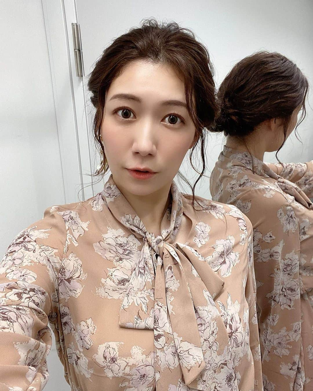 穂川果音さんのインスタグラム写真 - (穂川果音Instagram)「hairstyle  下めのアップヘアだよ〜♪  #hairstyle #hairarrange #アップヘア　#アベプラ　#abematv #シニョン　#イヤリング　#earrings   #穂川果音  #気象予報士　#下めアップ  #綺麗めアレンジ  　#まとめ髪　#かのんヘア」3月26日 10時32分 - hokawakanonn