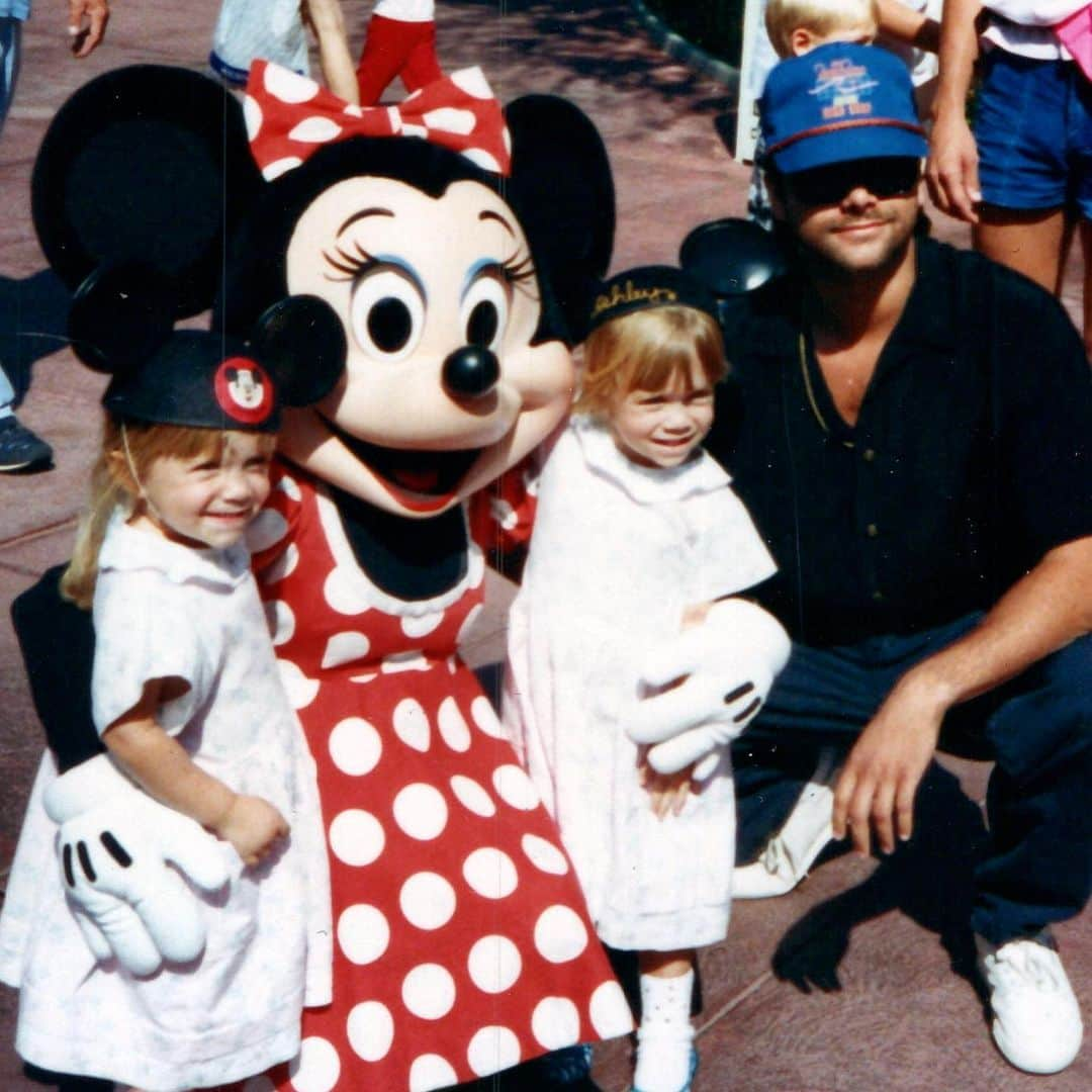 ジョン・ステイモスさんのインスタグラム写真 - (ジョン・ステイモスInstagram)「#TBT In honor of @disneyland opening soon!」3月26日 10時41分 - johnstamos