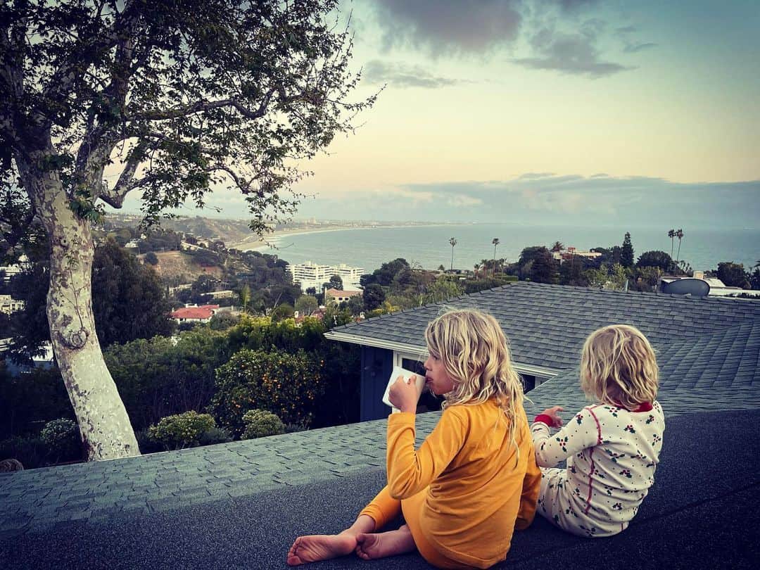 エリック・クリスチャン・オルセンのインスタグラム：「Sometimes we drink tea on the roof in our PJ's and watch the sun go down.」