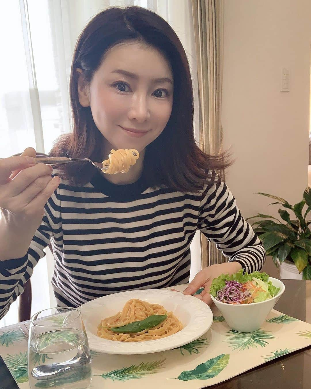 水谷雅子さんのインスタグラム写真 - (水谷雅子Instagram)「お昼のランチはいつも簡単で美味しくいただいてます🍴😋✨ ★蟹のトマトクリームパスタ🦀🍅🍝 簡単に作れる料理をアメブロ、masakoサロンに紹介しています。 よかったら見て下さいね😉❤️ #SLCreations#エスエルクリエーションズ #冷凍食品#宅配冷凍食品#品質こだわり #おうちでランチ#lunch  #蟹のトマトクリームパスタ  #安心安全#無添加#z's-menu #定期便#こだわり飼料#安心安全な食材  #水谷雅子#水谷雅子beautybook50の私 @slcreations_official」3月26日 11時30分 - mizutanimasako