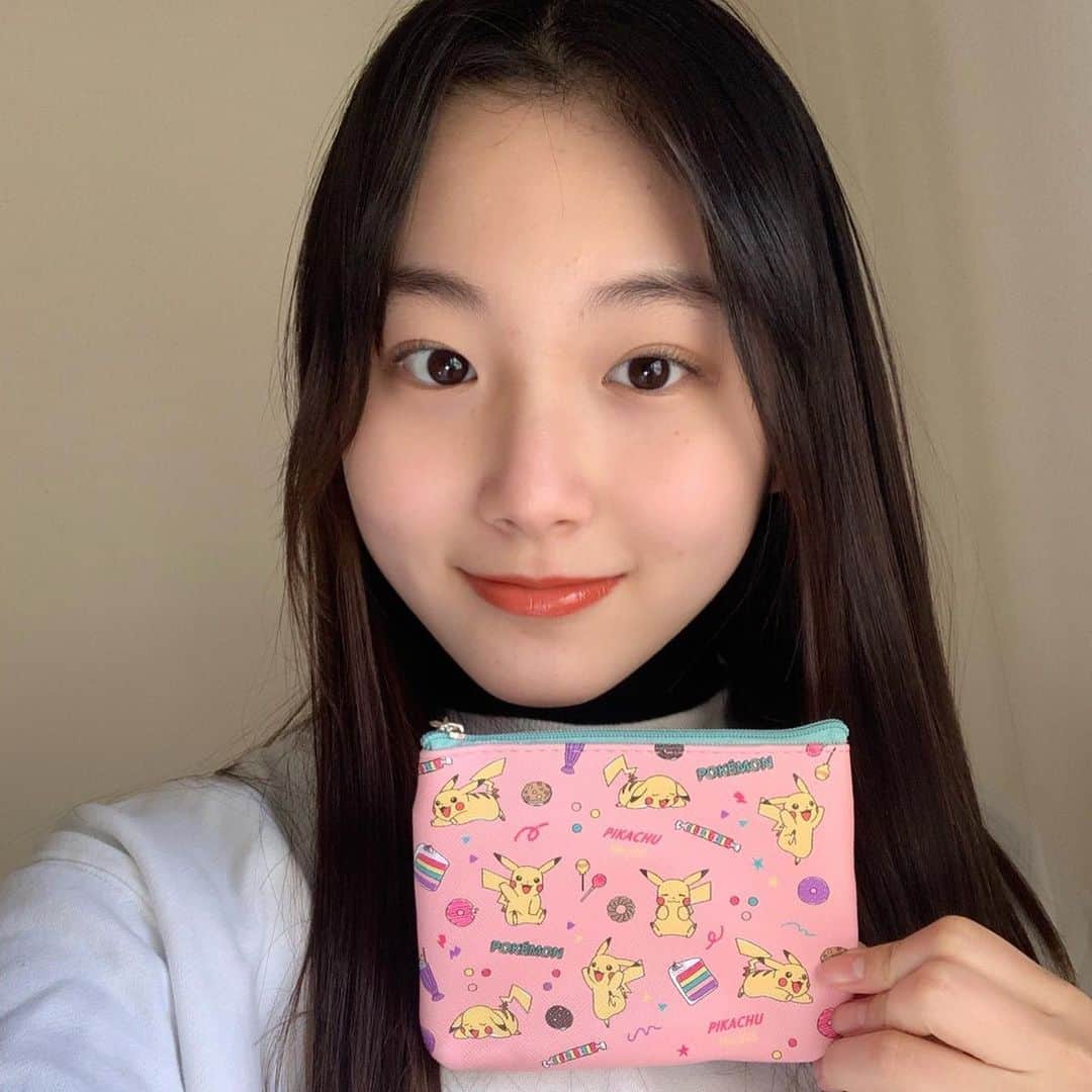 ニコ☆プチのインスタグラム：「ココのふろくの使い方🐥 ポーチとしても大カツヤク😤 . .  ここです´ᴗ` 大好きなピカチュウのミニポーチ付録♡ めっちゃ嬉しい！色もここが好きなピンク色なのです💓 マスクで乾燥するのを防ぐために、リップバウムなどを入れているよー ⤴️大活躍です☺️ みんなはどんな感じで使ってるかなー？！ . .  #ニコプチ #ニコプチふろく #プチモのふろくの使い方  #ニコプチふろくのある生活  #ポケモン #ピカチュウ #ふろく #井口虹姫」