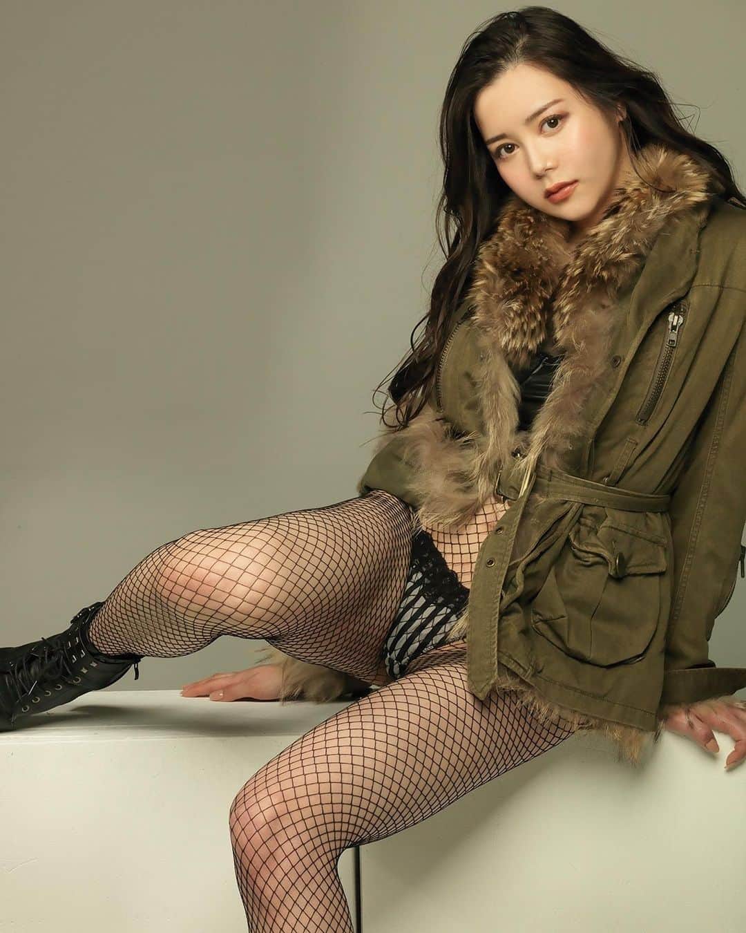 シト山口のインスタグラム：「次回の白峰さん撮影も決まりまして、テンションMAXですヾ(＠°▽°＠)ﾉ💕✨ これは前回最後のカットですが、ケイト・モスの写真集を参考にさせていただきました！次回からはこんなファッション強めのSEXYな写真をバンバン撮って行こうと思います😆💕✨  model 白峰ミウ @miu_shiromine  tops SLY underwear Ravijour hair&make @sst.agram  photo シト山口 @sito_yamaguchi #model #make #fashion #hairmake #photo #profoto #shoot  #instafollow #フォロー  #いいね #モデル #小顔 #スタイル #ヘアメイク #メイク #ポートレート #ファッション #ビューティー #作品撮り #写真好きな人と繋がりたい #撮影 #一眼レフ #モデル募集 #被写体 #グラビア　#下乳 #脚長  ©︎2021 SITOgraphics All rights reserved.」