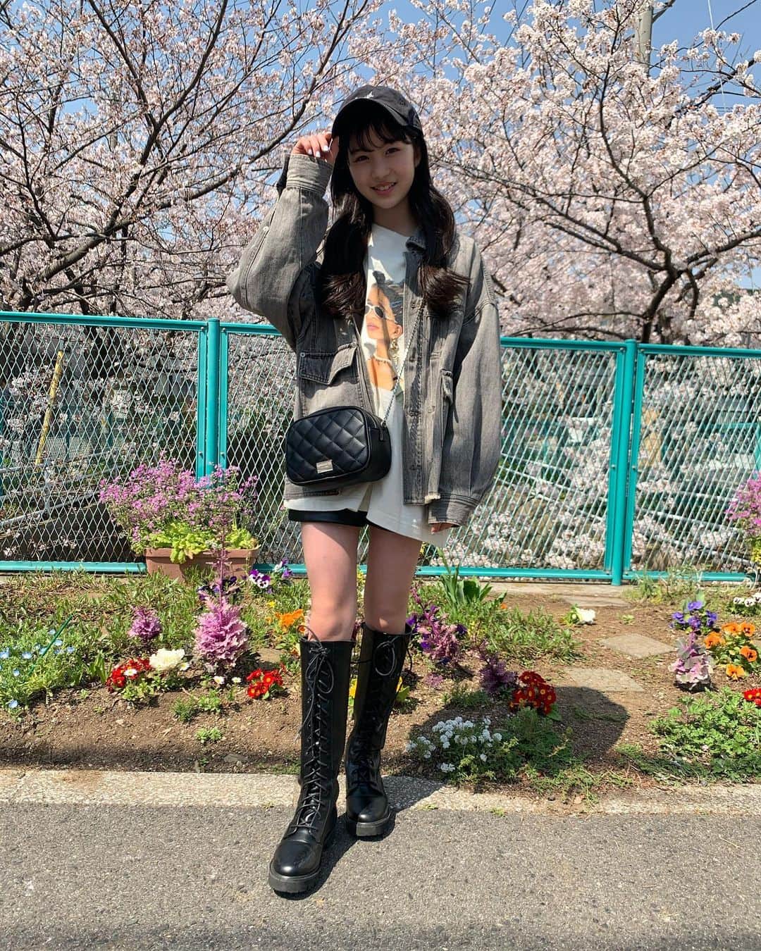 中田華月さんのインスタグラム写真 - (中田華月Instagram)「桜が綺麗だった🌸 満開！！！！  ついでに今日のコーデ。  お花見したいなー。  こないだ卒業おめでとうメッセージたくさんありがとうございました❤︎ めちゃ嬉しかったです🥰  #桜の季節  #桜並木 #お花見 #したいよね #今日のコーデ #ブラックコーデ #ノーマルカメラ」3月26日 12時21分 - hachan0925