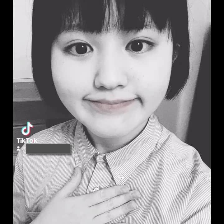 池田レイラのインスタグラム：「友達にリクエストを頂いたので流行りのやつをやってみました🍚 めちゃくちゃ楽しかったのであげてみます👍 #ジャケットチャレンジ  #寝起きの髪の毛でもそれっぽくなる #実は何本か撮ってたんですけど初めの方壊滅的に出来てなかったです難しかった…。 #更に実はめちゃくちゃちっちゃいごみが髪の毛に付いているのが気になっています。 #めっちゃ喋るじゃん #すみません」