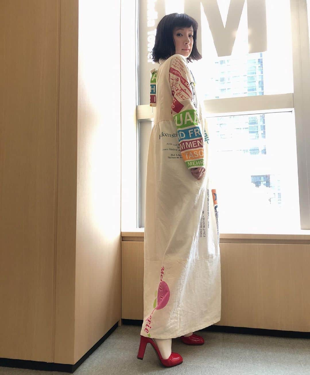 千秋さんのインスタグラム写真 - (千秋Instagram)「エコバッグで作ったワンピース👗 後ろの足元のデザインがノンストップ番組ロゴに似てる💗💚  先週発表した最新作、ディノスの千秋デザイン15ポケットバッグ、全色完売したみたい。嬉しい。 ありがとうございます👜💕  #ノンストップ #フジテレビ #生放送」3月26日 12時13分 - chiaki77777