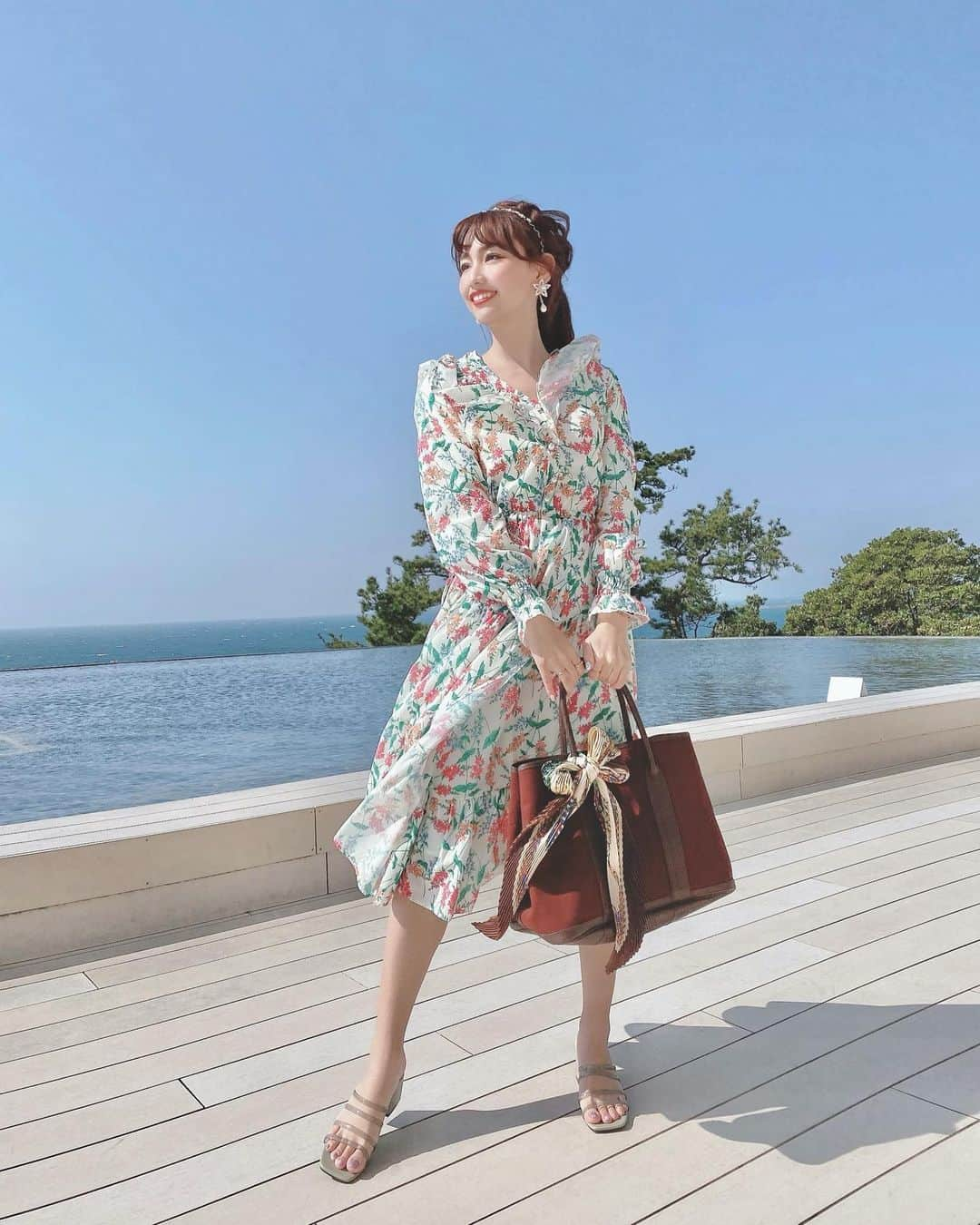 加藤里奈さんのインスタグラム写真 - (加藤里奈Instagram)「⋆  めっちゃいい天気だった〜！！🌞  少し早いけど 春夏用のサンダルゲット❤︎ シースルー生地の靴下とか履いても可愛いけど 海沿いだったからあえて裸足で❥  クリアサンダルずっと欲しかったの〜！ ピスタチオカラーが可愛くてお気に入りです😊  ZOZOTOWにてタイムセール実施中みたいです！ @sango_nofall_online さんから みてみてね〜😚🤍  ootd𓈒𓏸 one-piece〻 @chesty_official  sandals〻 @sango_nofall_online  bag〻 @hermes   #castme_jp #sango_nofall_online #NOFALL #sango #sango_fashion #nofall_shoes #足元倶楽部 #サンダル」3月26日 12時18分 - katoco0326