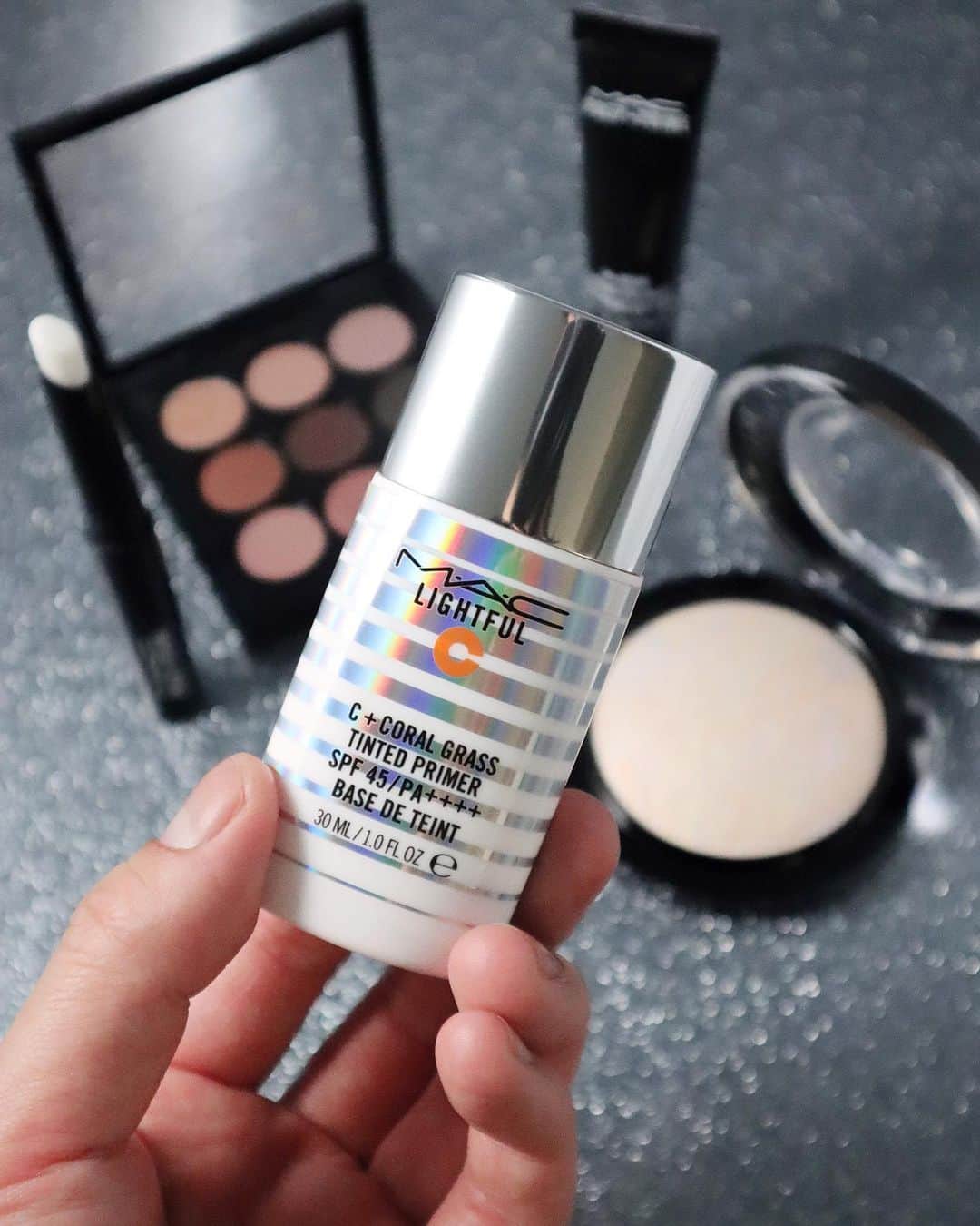 M∙A∙C Cosmetics Japanのインスタグラム：「＼M·A·C公式オンラインショップ 人気製品をご紹介／ 【ライトフル C+ ティンティッド プライマー SPF 45】 ㅤ 2層タイプのみずみずしくクリーミーなテクスチャーの下地。ひとぬりで、肌にぴたっと密着し、フィルター効果で肌色を明るく見せます✨　 　 スワイプしてHOW TOをチェック👉 ㅤ 《公式オンラインショップ限定》 本製品ご購入で、同シリーズのファンデーションサンプルとプレップ プライム フィックス+のサンプルを差し上げます🎁 ※なくなり次第終了 ㅤ Shot by M·A·C EVENT ARTIST Hatsuo Arisaka @hatsuo_mua」
